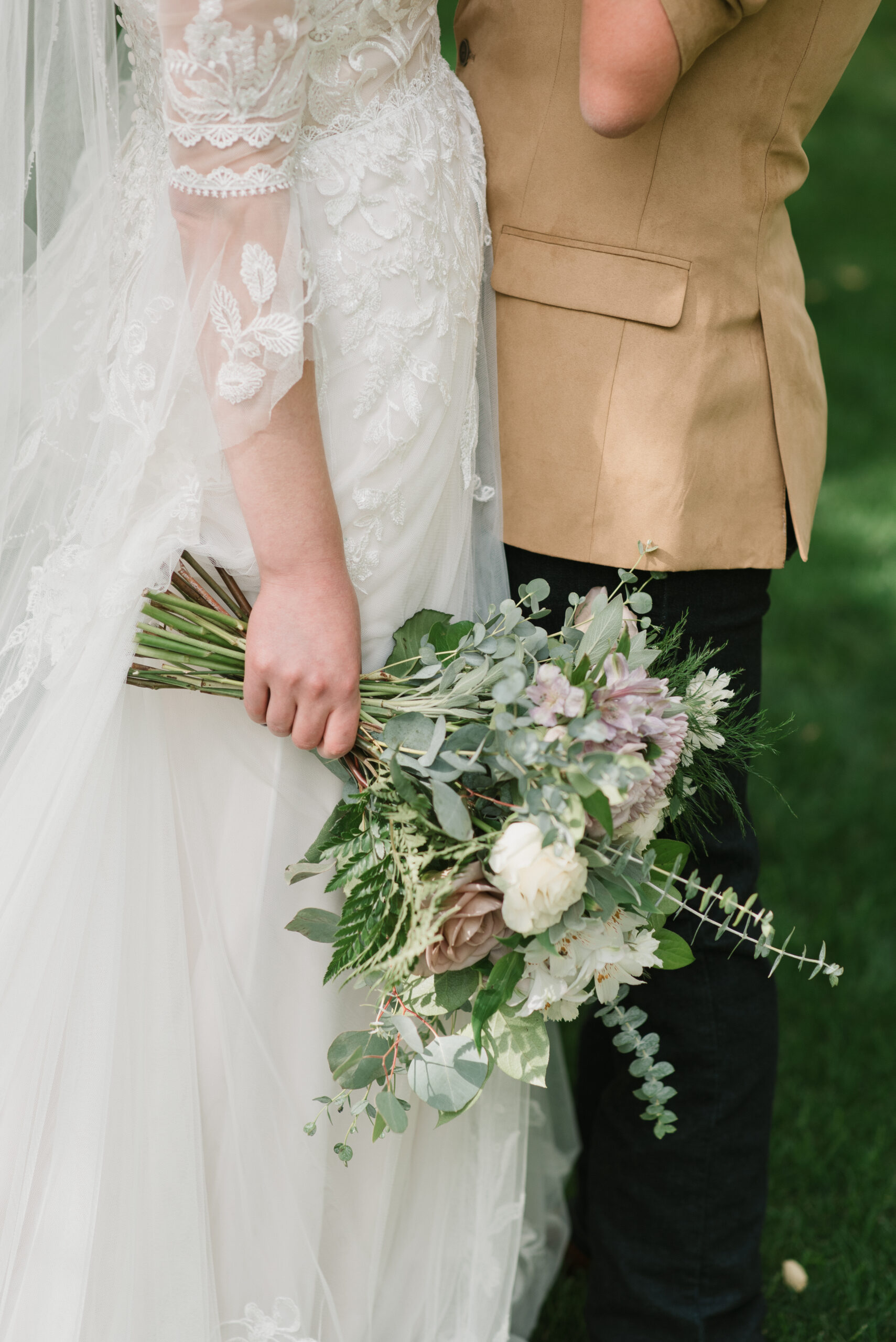 bride's floral details 