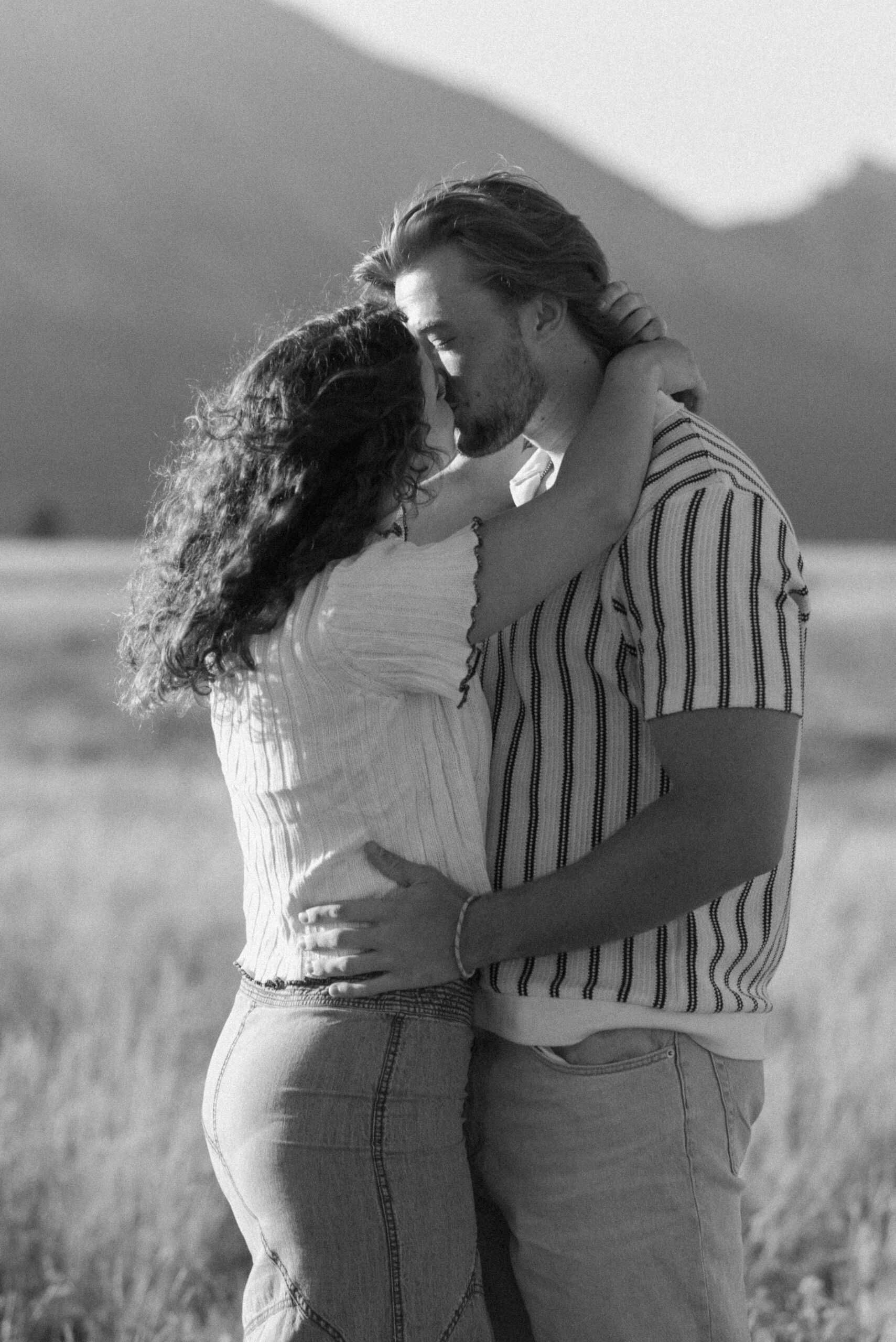 black and white of the couple kissing during their couples photoshoot 