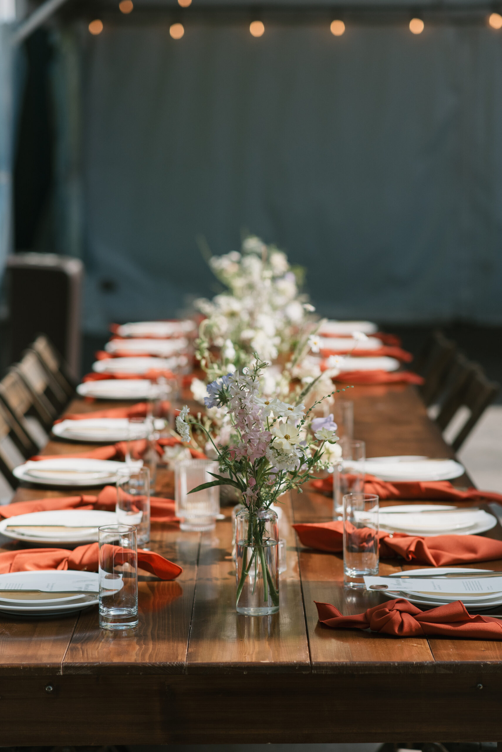 side view of the head table for the bride and groom