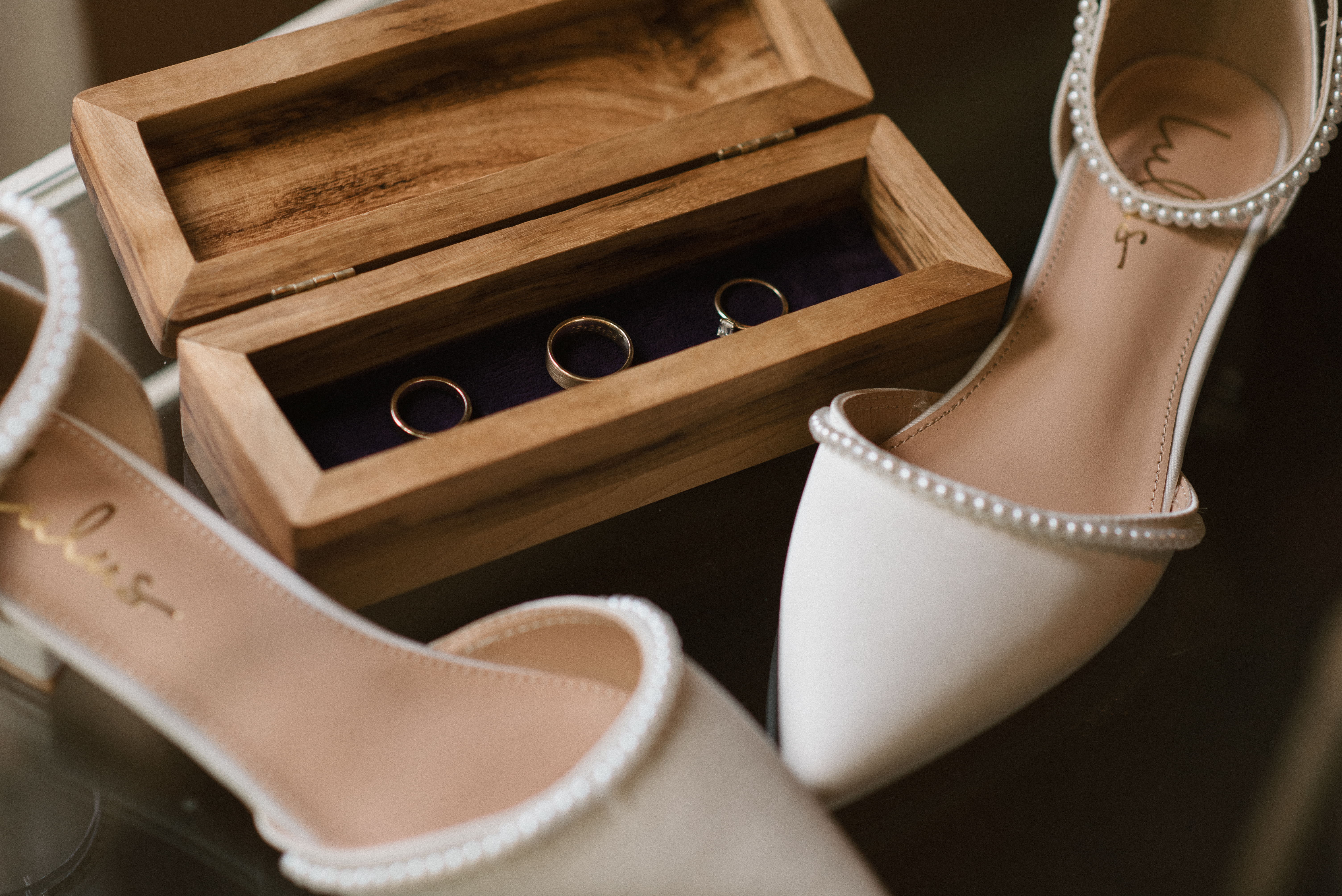 close up of the bride's wedding rings and shoes