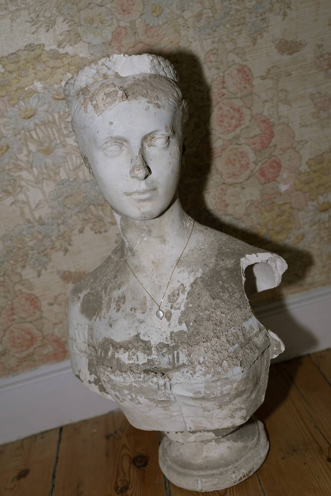 wedding necklace on statue at Hilton Park Manor